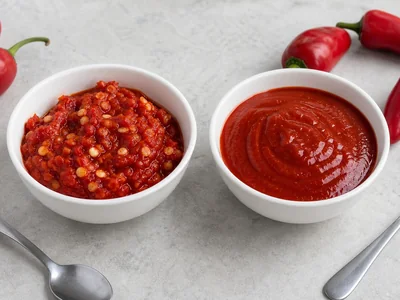 Sambal Oelek vs Sriracha: Texture, Heat, Uses